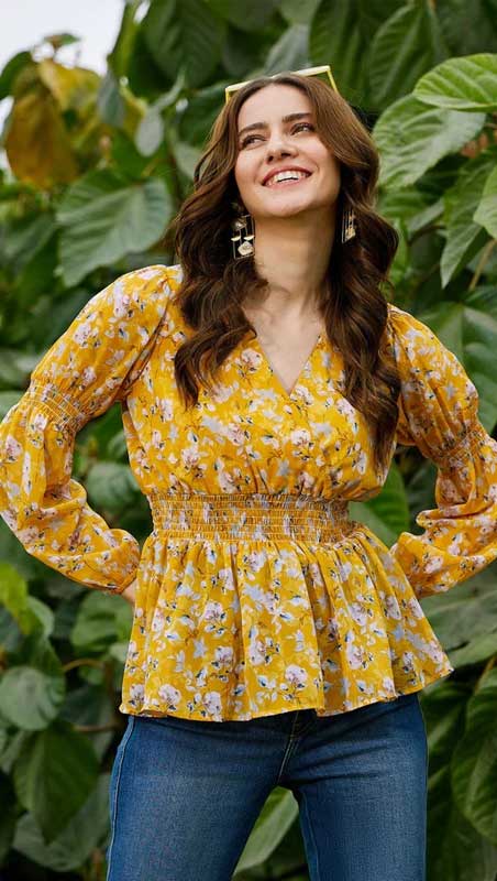 মেঘলা দিন বৃষ্টিহীন হলে যদি ভাল না লাগে, তবে পরে ফেলুন হলুদরঙা পোশাক।