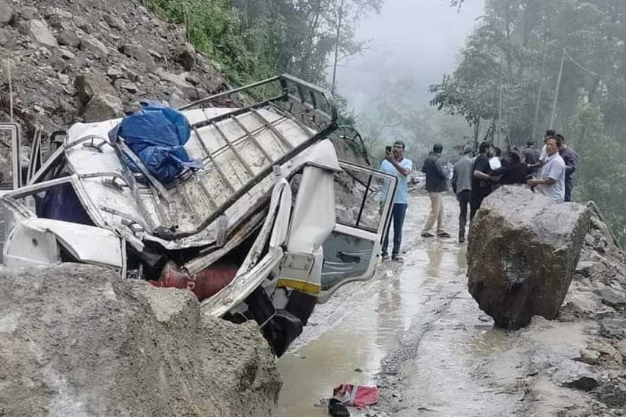 ধসে চাপা পড়া সেই গাড়ি। নিজস্ব চিত্র।