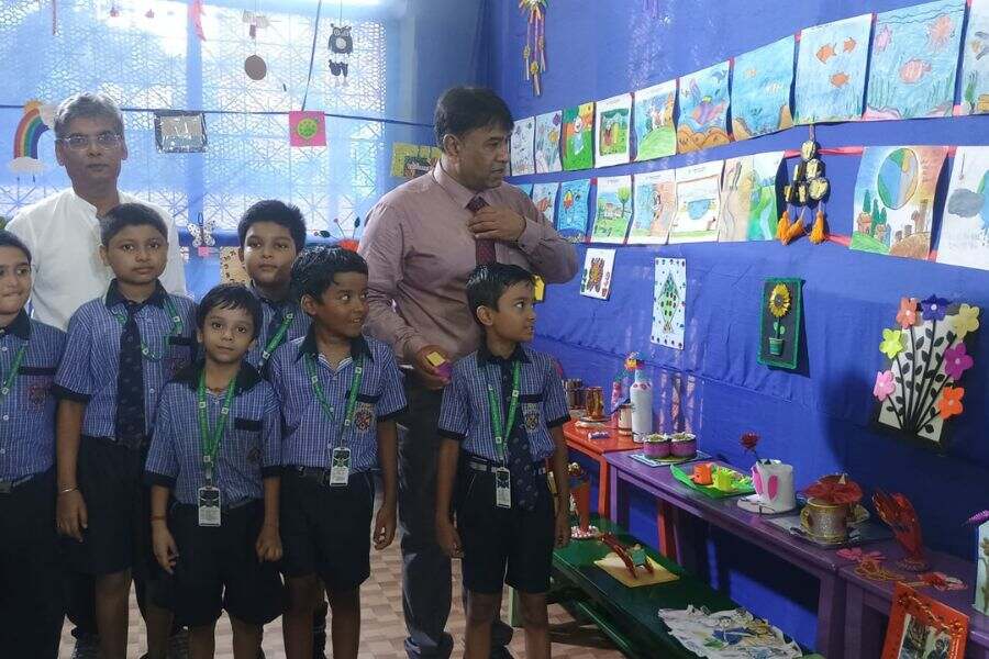 প্রদর্শনী নিয়ে উৎসাহিত আট থেকে আশি সকলে।