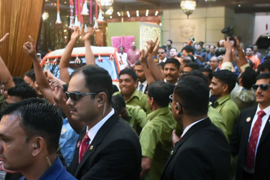 Baraat leaves Antilia for Anant Ambani and Radhika Merchant's Grand wedding