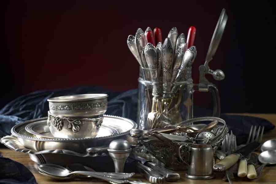 How to maintain and clean silver and bronze utensils