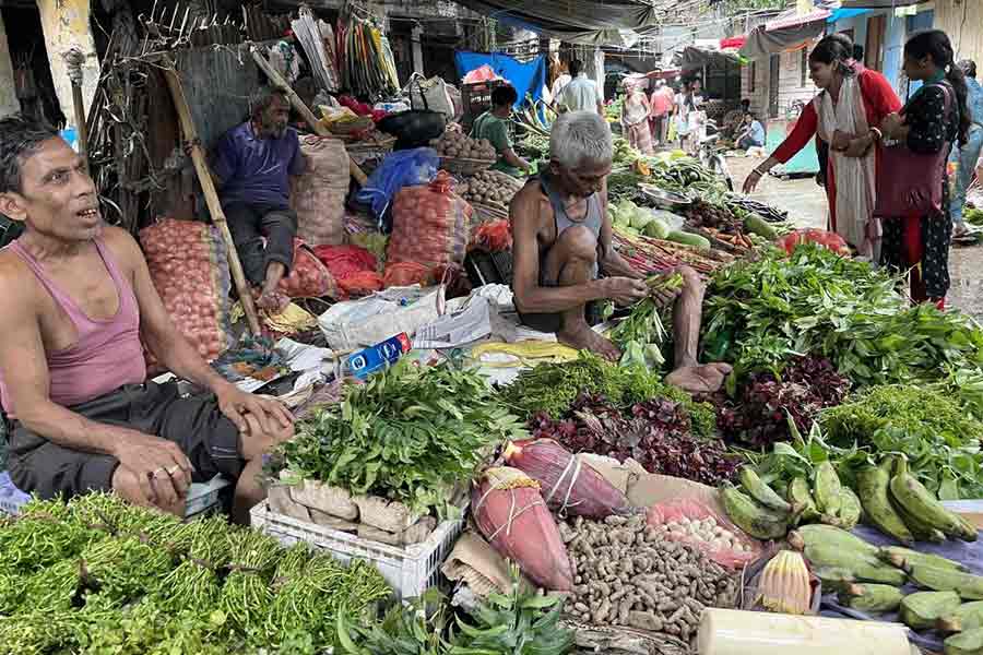 অভিযান চললেও অগ্নি মূল্য আনাজের দাম, ক্রেতার অপেক্ষায় জলপাইগুড়ির বাজারে।