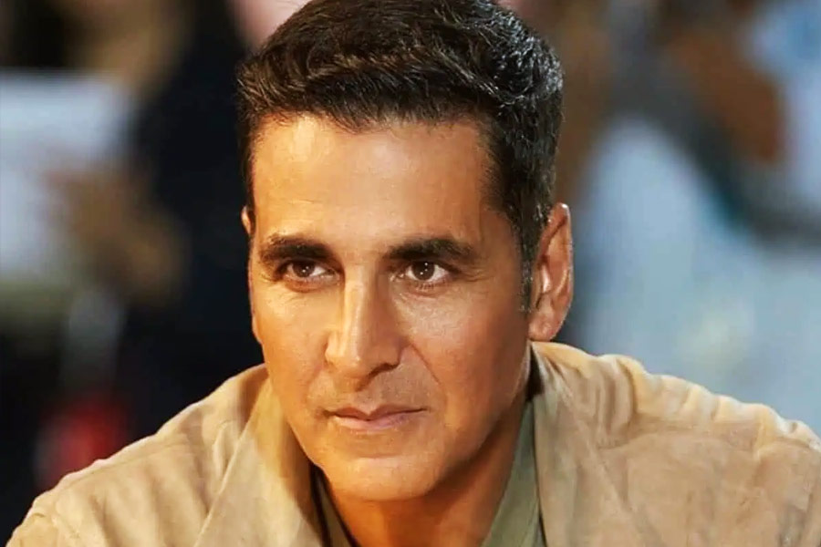 বলিপাড়া সূত্রে জানা গিয়েছে, অম্বানী-পুত্রের বিয়ের অনুষ্ঠানে অনুপস্থিত ছিলেন বলিউডের ‘খিলাড়ি’ অক্ষয় কুমার। অনন্ত নিজে গিয়ে নিমন্ত্রণ করে এসেছিলেন তাঁকে। তবুও বিয়ের অনুষ্ঠানে যাননি বলি অভিনেতা।