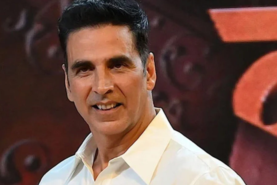 জানা গিয়েছে, হঠাৎ করেই কোভিডে আক্রান্ত হয়েছেন অক্ষয়। ১২ জুলাই অক্ষয়ের ছবি ‘সরফিরা’র মুক্তি। জোরকদমে চলছিল ছবির প্রচার। তার মাঝেই হঠাৎ অসুস্থ বোধ করতে শুরু করেন অভিনেতা।