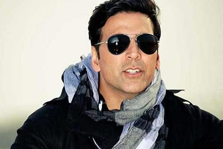 সূত্রের খবর, প্রচার চলাকালীন অসুস্থ বোধ করায় তৎক্ষণাৎ পরীক্ষা করিয়েছিলেন অক্ষয়। তাতেই ধরা পড়ে, করোনা হয়েছে তাঁর। সঙ্গে সঙ্গে নিভৃতবাসে চলে যান অভিনেতা। সেই কারণেই বিয়েতে যাননি তিনি।