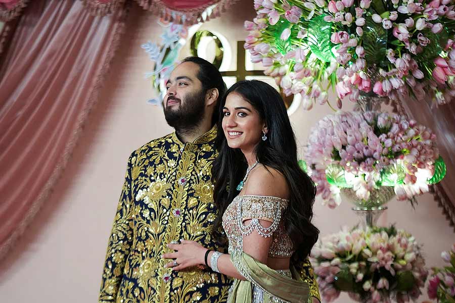 বলিপাড়া সূত্রে জানা যায়, অনন্ত এবং রাধিকার প্রাক্-বিবাহ অনুষ্ঠানেও অনুপস্থিত ছিলেন কঙ্গনা।