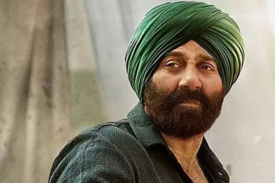 ‘গদর ২’-এর সাফল্যের মাধ্যমে আবার বলিপাড়ায় কামব্যাক করেছেন সানি দেওল। তবে সেই সাফল্য তাঁকে অম্বানীর পুত্রের বিয়ের অনুষ্ঠান পর্যন্ত টেনে আনতে পারেননি।