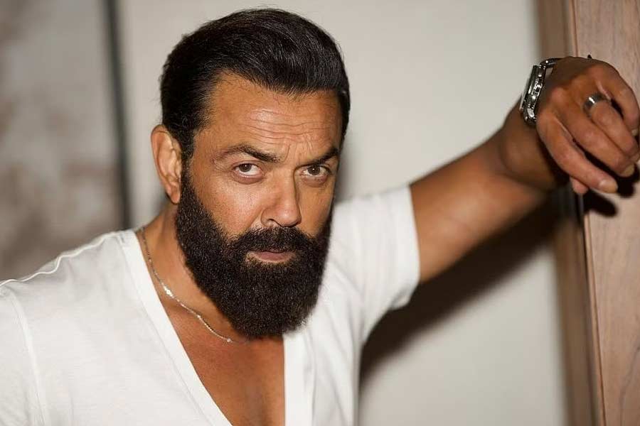 শুধুমাত্র সানি নন, ধর্মেন্দ্রের কনিষ্ঠ পুত্র ববি দেওলেরও দেখা মেলেনি অনন্ত-রাধিকার বিয়েতে।