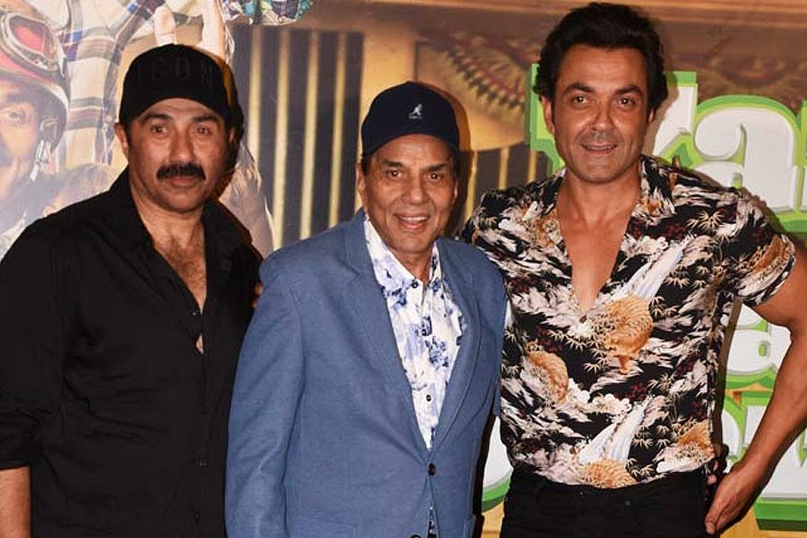 বলিপাড়ায় কানাঘুষো শোনা যায়, বলিউডের যে কোনও ধরনের পার্টি থেকে নিজেদের দূরে রাখে দেওল পরিবার। বলিপাড়ার একাংশের দাবি, সেই কারণেই অম্বানীর বিয়ের অনুষ্ঠানে দেখা যায়নি তাঁদের।