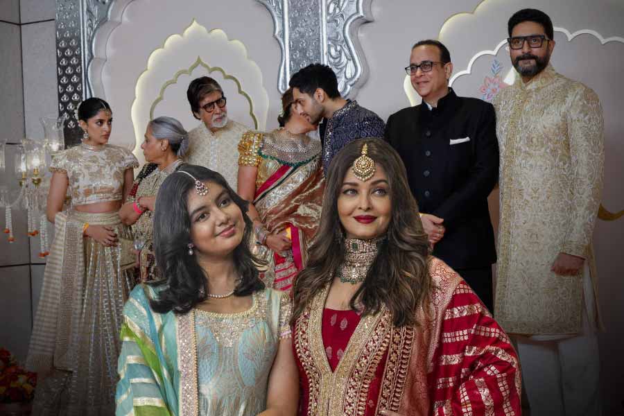 Aishwarya Rai Bachchan and Aradhya missing in the family photo of Bachchan