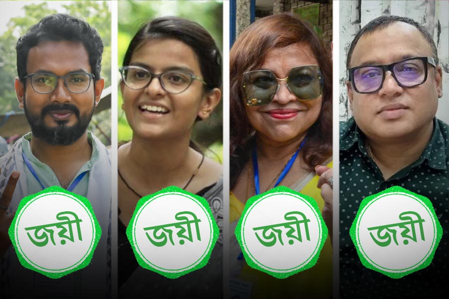 (বাঁ দিক থেকে) রানাঘাট দক্ষিণের তৃণমূল প্রার্থী মুকুটমণি অধিকারী, বাগদার জয়ী প্রার্থী মধুপর্ণা ঠাকুর, মানিকতলার তৃণমূল প্রার্থী সুপ্তি পাণ্ডে এবং রায়গঞ্জের প্রার্থী কৃষ্ণ কল্যাণী।