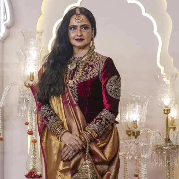 বয়স সত্তর ছুঁইছুঁই হলেও পোশাকে আভিজাত্যের ছোঁয়া কোনও অংশে কম থাকে না বর্ষীয়ান অভিনেত্রী রেখার। কোনও পুরস্কার বিতরণী অনুষ্ঠান হোক অথবা বলিপাড়ার কোনও তারকার বিয়ে, রেখা নজর কাড়েন সব সময়। অনন্ত-রাধিকার বিয়েতেও তার অন্যথা হয়নি।