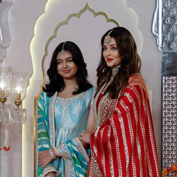 অম্বানী পরিবারের সঙ্গে বচ্চন পরিবারের সুসম্পর্ক রয়েছে। তাই মুকেশের কনিষ্ঠ পুত্রের বিয়েতে যে বচ্চন পরিবারের কেউ আসবেন না, তা মানা যায় না। বচ্চন পরিবারের সকল সদস্যই এসেছিলেন এবং সকলে পোজ় দিয়ে ছবিও তুললেন। শুধু তাঁদের সঙ্গে দেখা গেল না বচ্চন পরিবারের পুত্রবধূ ঐশ্বর্যা রাই বচ্চনকে। পরে অবশ্য ঐশ্বর্যার দেখা পাওয়া গিয়েছে। তবে তাঁর সঙ্গে অভিষেক ছিলেন না। বরাবরের মতো কন্যা আরাধ্যাকে নিয়ে অনন্ত-রাধিকার বিয়েতে গিয়েছিলেন অভিনেত্রী।