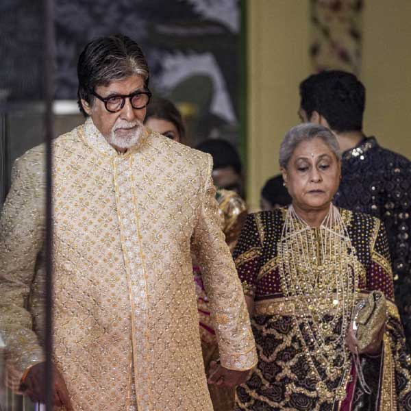 স্ত্রী জয়া বচ্চনের হাত ধরে অম্বানীর পুত্রের বিয়ের অনুষ্ঠানে প্রবেশ করেন বলিউডের ‘শাহেনশা’ অমিতাভ বচ্চন। পোশাকের পাশাপাশি জয়ার গলার হারও ছিল আকর্ষণীয়।