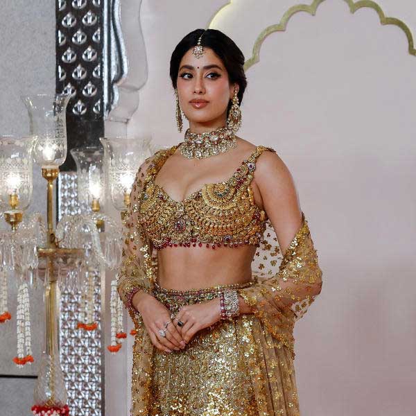 সোনালি রঙের জমকালো লেহঙ্গায় ধরা দিয়েছিলেন শ্রীদেবীর জ্যেষ্ঠ কন্যা জাহ্নবী কপূর। বলিপাড়ায় কানাঘুষো শোনা যায়, শিখর পাহারিয়ার সঙ্গে সম্পর্কে রয়েছেন অভিনেত্রী। অনন্ত-রাধিকার বিয়েতে শিখরের সঙ্গেই গিয়েছিলেন তিনি। কিন্তু পাপারাৎজ়িদের সামনে একাই পোজ় দিতে দেখা যায় জাহ্নবীকে।