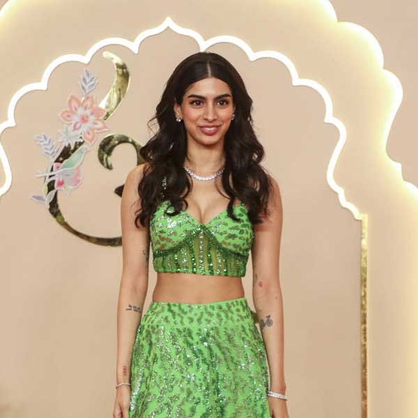 অনন্ত-রাধিকার বিয়ের অনুষ্ঠানে উপস্থিত ছিলেন শ্রীদেবীর কনিষ্ঠ কন্যা খুশি কপূর। তবে জাহ্নবীর পোশাকের সঙ্গে মিল ছিল না তাঁর। বরং বলিউডের অন্য দুই তারকা-সন্তানের সঙ্গে পোশাকের মিল খুঁজে পাওয়া গিয়েছে খুশির লেহঙ্গার।