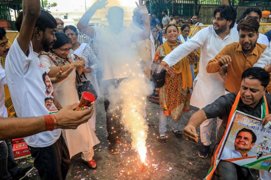 জয়ের আনন্দ: দিল্লিতে কংগ্রেসের কার্যালয়ের সামনে উচ্ছ্বাস নেতাকর্মীদের।