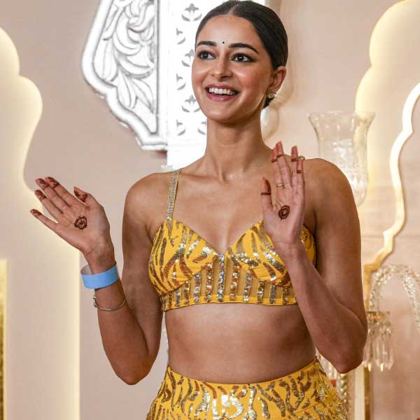 সবুজ রঙের লেহঙ্গায় দেখা যায় খুশিকে। হুবহু একই নকশার লেহঙ্গা পরেছিলেন বলি অভিনেত্রী অনন্যা পান্ডে। তবে তাঁর লেহঙ্গা ছিল হলুদ রঙের। বলি অভিনেতা সঞ্জয় কপূরের কন্যা শানায়া কপূরও একই ধরনের লেহঙ্গা পরেছিলেন। শানায়ার পরনে ছিল বেগুনি রঙের লেহঙ্গা। তিন তারকা-সন্তানের লেহঙ্গার টপে লেখা ছিল ‘অনন্তের ব্রিগেড’।