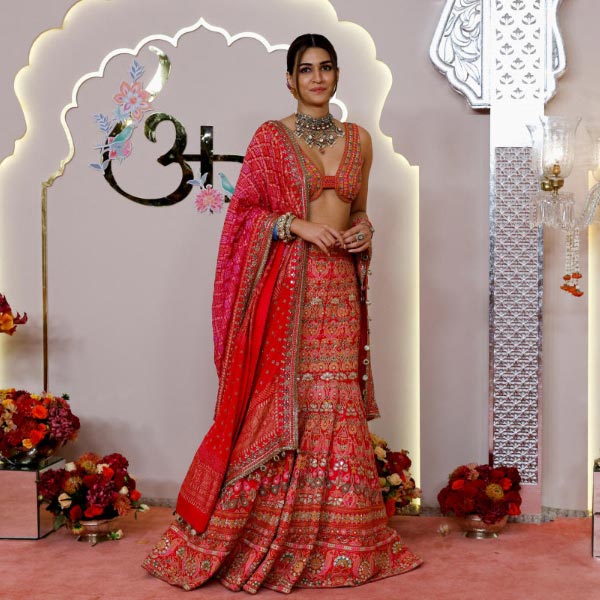 লাল রঙের লেহঙ্গা পরে অনন্ত এবং রাধিকার বিয়ের অনুষ্ঠানে হাজির ছিলেন বলি অভিনেত্রী কৃতি শ্যানন।