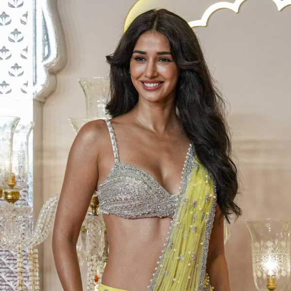 লেহঙ্গা নয়, বরং অম্বানী-পুত্রের বিয়েতে শাড়ি পরে গিয়েছিলেন বলি অভিনেত্রী দিশা পাটানি। হলুদ রঙের শাড়ির আঁচল সরু করে ড্রেপ করেছিলেন তিনি।