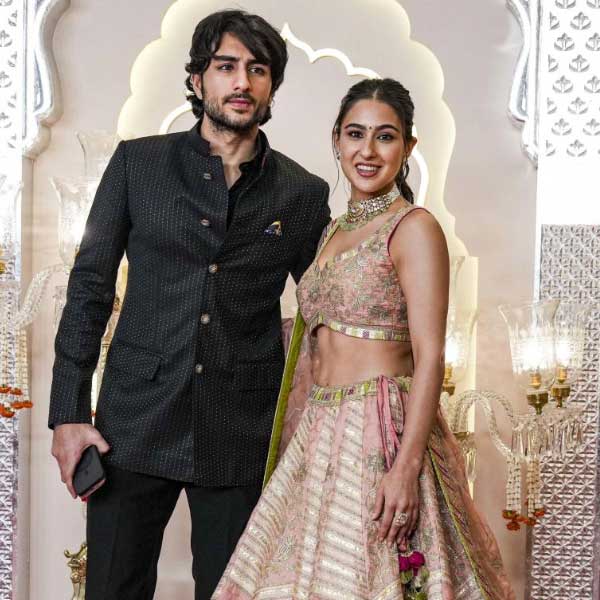 সইফ আলি খানের কন্যা সারা আলি খানও উপস্থিত ছিলেন অনুষ্ঠানে। সইফ-পুত্র ইব্রাহিম আলি খানকে দেখা যায় সারার সঙ্গে।