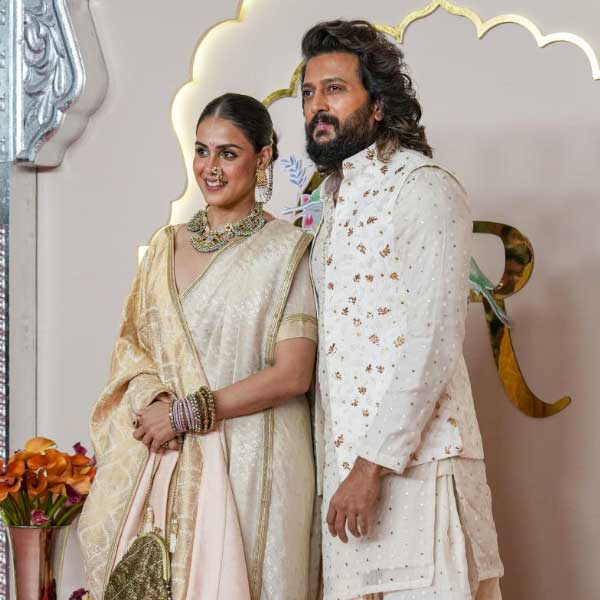 বলি অভিনেত্রী জেনেলিয়া ডি’সুজ়া অনন্ত এবং রাধিকার বিয়ের অনুষ্ঠানে হাজির ছিলেন। তাঁর পরনে ছিল সাদা রঙের শাড়ি। সাজের মধ্যে ছিল দক্ষিণী ছোঁয়া। বলি অভিনেতা এবং স্বামী রীতেশ দেশমুখের সঙ্গে রংমিলান্তি করে পোশাক পরেছিলেন অভিনেত্রী।