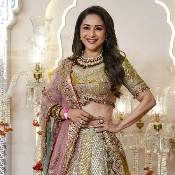 জমকালো লেহঙ্গা পরে নজর কেড়েছিলেন বলি অভিনেত্রী মাধুরী দীক্ষিত।