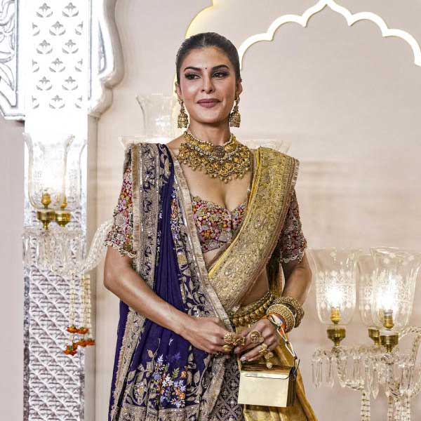 হলুদ রঙের লেহঙ্গার উপর আলাদা করে বেগুনি রঙের আঁচল ড্রেপ করে পরেছিলেন বলি অভিনেত্রী জ্যাকলিন ফার্নান্ডেজ।