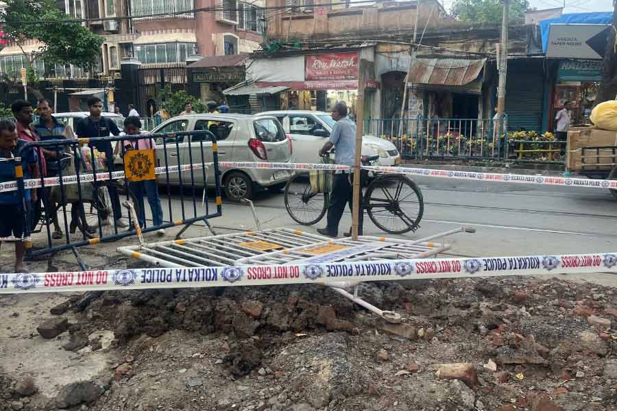 কাশী বোস লেনে রাস্তা খনন করতেই বেরিয়ে এল দেহ।