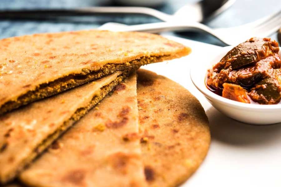 অল্প তেলে সেঁকে খেতে পারেন ছাতুর পরোটাও।