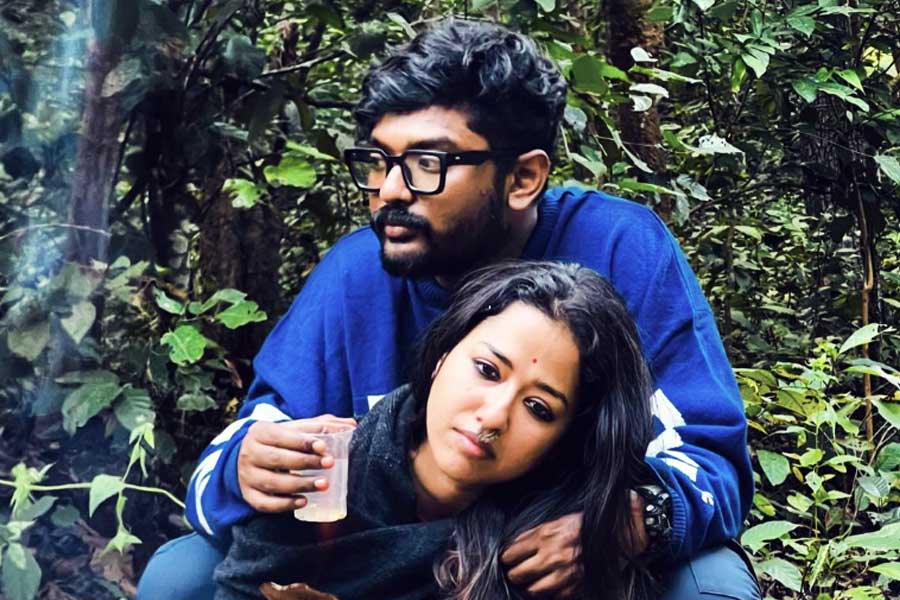 ‘‘প্রেমের ফাঁদ পাতা ভুবনে, কে কোথা ধরা পড়ে কে জানে!’’ রুপোলি দুনিয়ার যত্রতত্র পাতা সেই গোলাপি ফাঁদ। তাই কখনও প্রেম ভাঙে, আবার অতীত সম্পর্কের স্মৃতি মুছে নতুন প্রেম খুঁজে পান তাঁরা। ঠিক যেমনটা হয়েছে অভিনেত্রী সোহিনী সরকার ও গায়ক শোভন গঙ্গোপাধ্যায়ের ক্ষেত্রে। দু'জনেই প্রেমে ব্যর্থ হয়েছেন একাধিক বার। দু’জনেরই মন ভেঙেছে। অবশেষে যেন জোড়া লাগল দু'টি হৃদয়। আগামী ১৫ জুলাই শুভ পরিণয় শোভন-সোহিনীর। দেখে নেওয়া যাক তাঁদের প্রেমের যাত্রাপথটিকে।