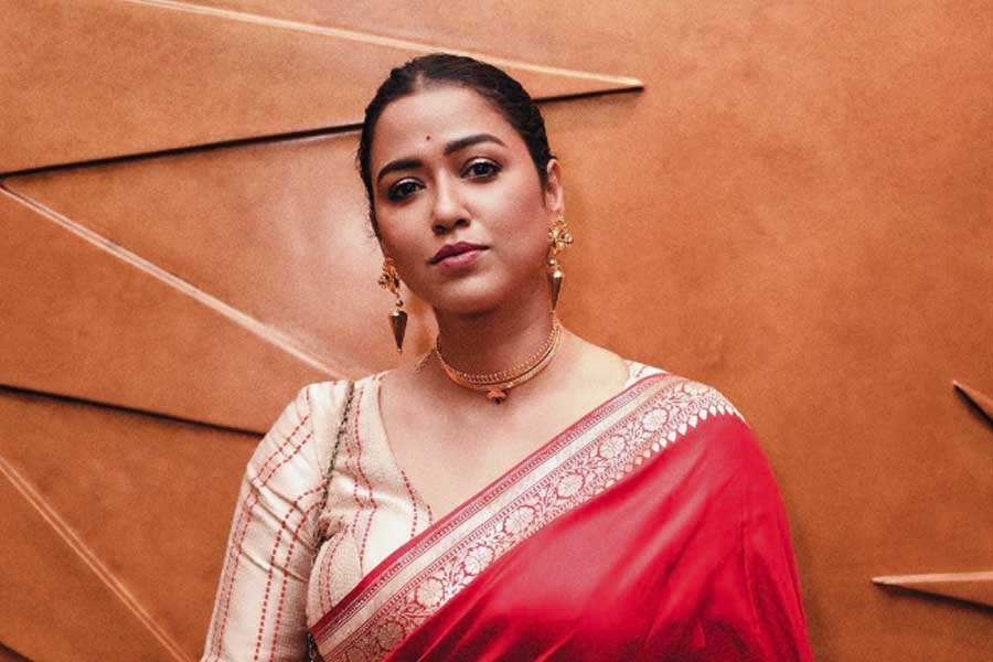 সোহিনী স্পষ্টবাদী। সম্পর্ক নিয়ে তেমন রাখঢাক নেই তাঁর। তিনি আবেগপ্রবণ। মানুষকে ভালবাসেন। বিশ্বাস করেন। একাধিক বার প্রেম ভেঙেছে তাঁর। তবে শেষমেশ শোভনেই থিতু হচ্ছেন বাংলা সিনেমার চর্চিত এই নায়িকা।