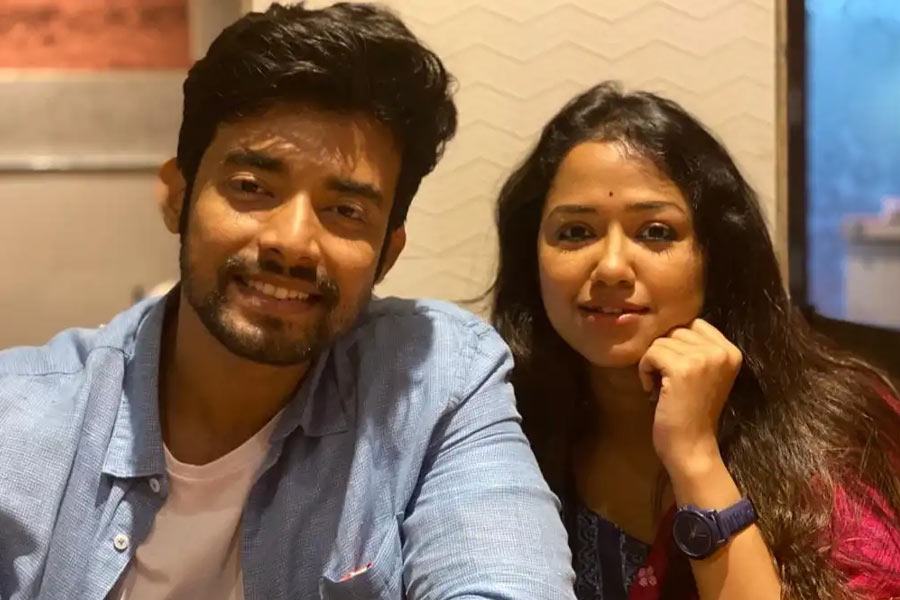 তার পর থেকেই এই দুই ‘সিঙ্গল’কে নিয়ে টলিপাড়ায় শুরু হয় গুঞ্জন। যদিও তাঁদের মুখে কুলুপ। অবশেষে সোহিনীর জন্মদিন ১ অক্টোবর তাঁদের একান্ত যাপনের ছবি প্রকাশ্যে এনে ফেলেন শোভন। যদিও কয়েক মুহূর্তের মধ্যেই সেই ছবি মুছে দেন। কিন্তু, তত ক্ষণে অবশ্য তাঁদের প্রেমের খবর ছড়িয়ে পড়েছে টলিপাড়ায়।