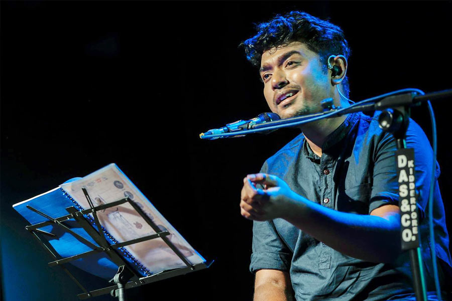 বিয়েতে শোভন কি তাঁর ‘প্রিয়তমা’র জন্য কোনও গান বাঁধবেন? সেটা এখনও সিক্রেট। তবে শোনা যাচ্ছ, বিয়ের পর মধুচন্দ্রিমায় নাকি গোয়ায় যাবেন তাঁরা।