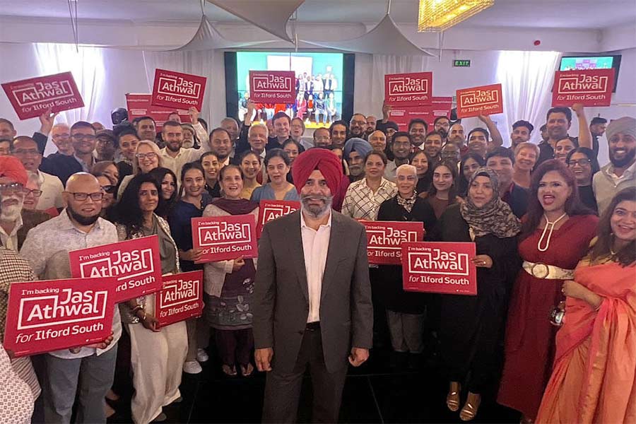 ব্রিটেনজয়ী: পার্লামেন্টে সমর্থক-সহ যশ আঠওয়াল।