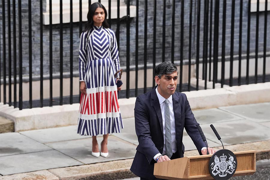 বিষণ্ণ: বিদায়বেলায় ঋষি-অক্ষতা। 