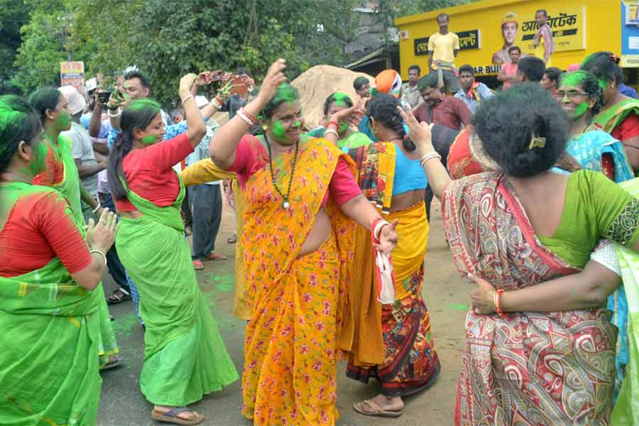 তৃণমূলের মহিলা কর্মী-সমর্থকদের উল্লাস। হেলেঞ্চায় গণনাকেন্দ্রের বাইরে।