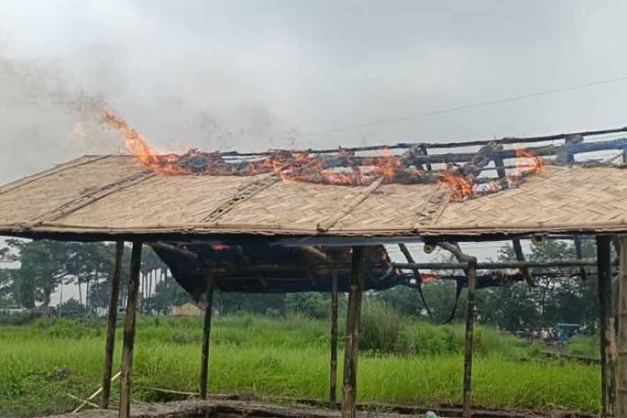 এই অস্থায়ী কার্যালয় পুড়িয়ে দেওয়ার অভিযোগ উঠেছে।