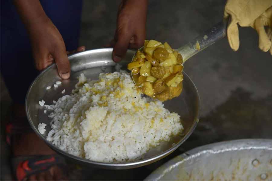 সপ্তাহে এক বার ডিম, বাকি দিন সয়াবিন, সব্জি। বান্দোয়ানের একটি স্কুলে মিড-ডে মিলের খাবার (উপরে)। 