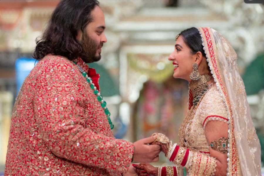 দীর্ঘ অপেক্ষার পর শুক্রবার দীর্ঘকালীন প্রেমিকা রাধিকা মার্চেন্টের সঙ্গে সাত পাকে বাঁধা পড়লেন মুকেশ অম্বানীর কনিষ্ঠ পুত্র অনন্ত অম্বানী। অম্বানী-পুত্রের বিয়ের মেনুও ছিল নজরকাড়া। ডেসার্টে ছিল বিশ্বের সবচেয়ে দামি মাছের ডিমও।