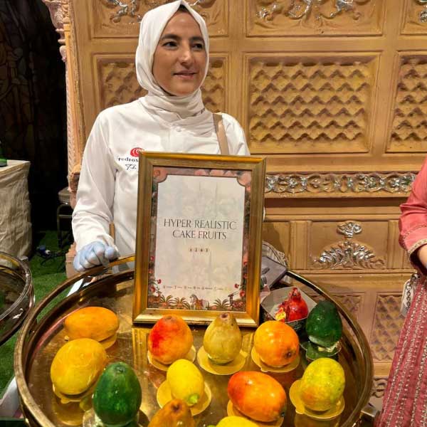 দেশ-বিদেশ থেকে অতিথিরা এসেছিলেন অনন্ত এবং রাধিকার বিয়ের অনুষ্ঠানে। তাবড় তাবড় অতিথিদের জন্য খাওয়াদাওয়ার ব্যবস্থাও ছিল রাজকীয়। লস্যি, চাট থেকে শুরু করে মেনুতে ছিল বিদেশি মিষ্টিও।