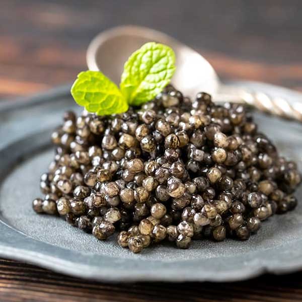 অম্বানীদের ঘনিষ্ঠ সূত্র থেকে জানা গিয়েছে, তিরামিসুর উপরে থাকা সেই দানাগুলি আসলে মাছের ডিম। বিশ্বের সবচেয়ে দামি মাছের ডিম সেগুলি। এই মাছের ডিমগুলি ক্যাভিয়ার নামে পরিচিত।