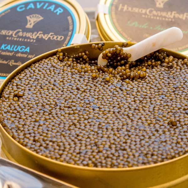 দামি ভদকা এবং শ্যাম্পেনের সঙ্গে ক্যাভিয়ার খেলে নাকি মদ্যপানের স্বাদ বৃদ্ধি পায় বলে সুরাপ্রেমীদের দাবি।