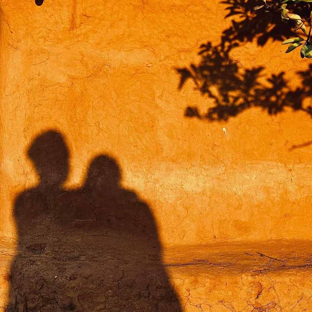 দু’জনের কেউই তাঁদের সম্পর্ক নিয়ে কোনও আনুষ্ঠানিক ঘোষণা করেননি। তবে খুব যে লুকিয়ে রেখেছেন, তেমনও নয়। তার পর সোহিনীর সঙ্গে ঘুরতে যাওয়ার কিংবা একান্ত যাপনের ছবি পোস্ট করেও বার বার মুছে দিয়েছেন শোভন। তবে তাঁদের পোস্ট করা ‘ছায়া ছবি’-তে স্পষ্ট সবটা।