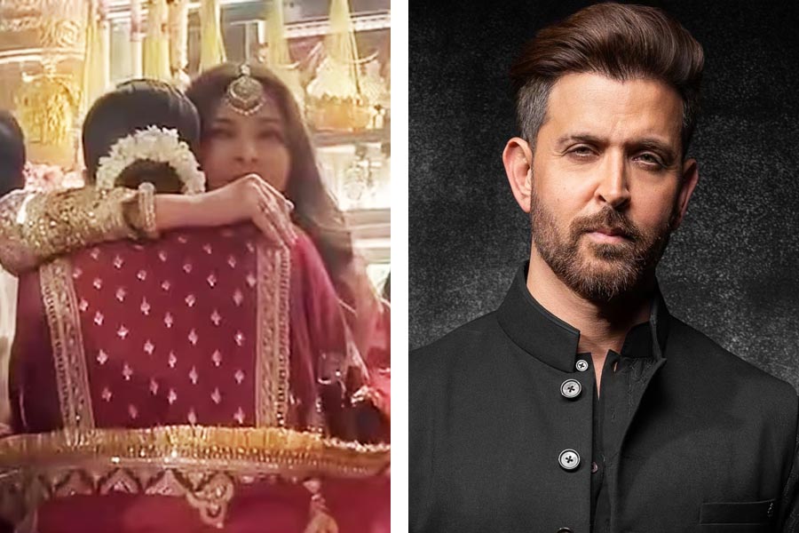 Aishwarya Rai Bachchan hugs Deepika Padukone and Hrithik Roshan witnesses the emotional moment