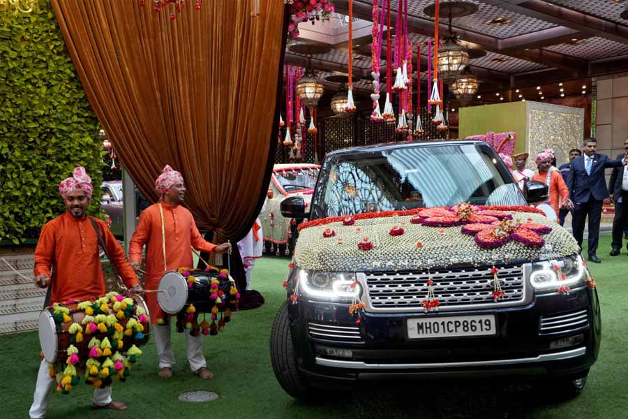 ট্র্যাফিকের সমস্যা থেকে বাঁচতে মুম্বই পুলিশ সাধারণ মানুষের জন্য ঘুরপথে যাতায়াতের ব্যবস্থা করেছে। শুধু তা-ই নয়, মুম্বইয়ের বিলাসবহুল হোটেলের ভাড়াও বেড়ে তিন-চার গুণ হয়ে গিয়েছে অম্বানীর পুত্রের বিয়ে উপলক্ষে।