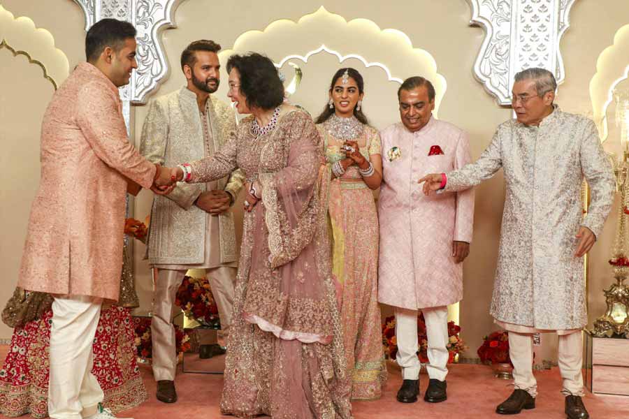 বলিপাড়া সূত্রে খবর, বান্দ্রা এলাকার দু’টি চোখধাঁধানো বিলাসবহুল হোটেল বুক করেছিলেন মুকেশ। সেই দু’টি হোটেলে  অতিথিদের থাকার ব্যবস্থা করেছিলেন তিনি।