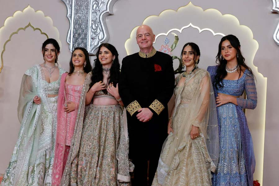 দেশ-বিদেশ থেকে আসা অতিথিদের যাতায়াতে যেন কোনও অসুবিধা না হয়, তাই সড়কপথের পাশাপাশি আকাশপথেও নজর দিয়েছিলেন অম্বানী।