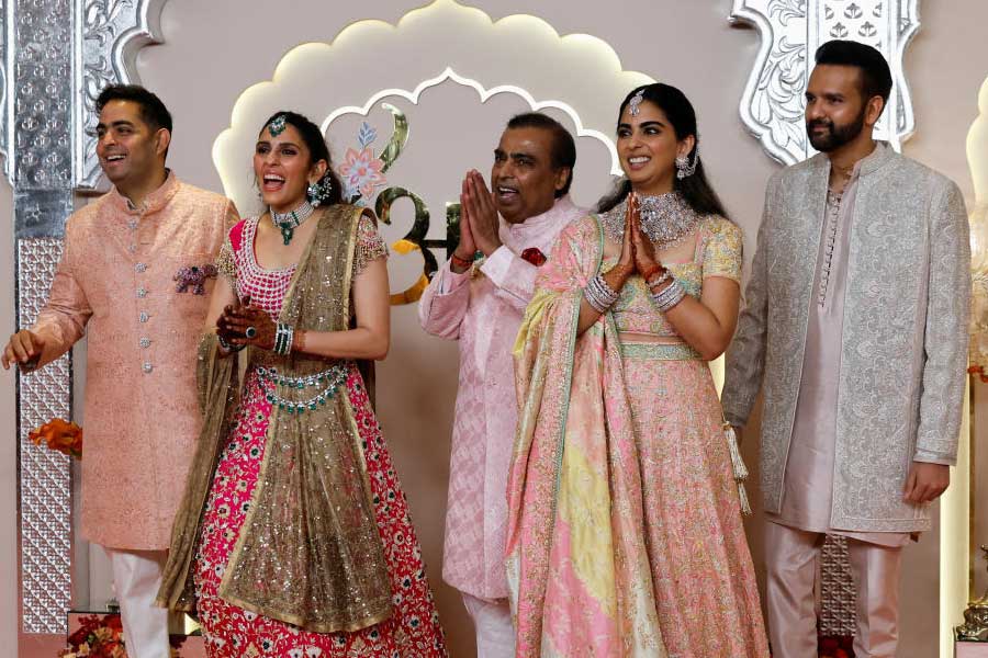 রয়টার্সকে দেওয়া সাক্ষাৎকারে একটি চার্টার্ড বিমান সংস্থার সিইও রাজন মেহরা জানান, অতিথিদের জন্য তিনটি বিশেষ ধরনের বিমানের আয়োজন করেছিলেন মুকেশ অম্বানী।