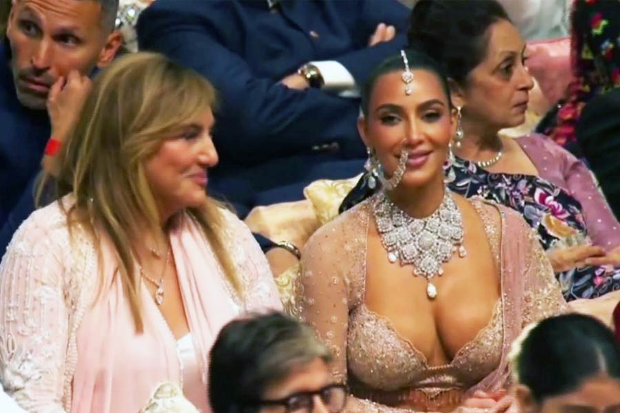 রজন জানান, আকাশপথে অতিথিদের যাতায়াতের জন্য তিনটি ফ্যালকন-২০০০ জেট বিমান লিজ় নিয়েছেন অম্বানী। তিন দিনের জন্য বিমানগুলি লিজ় নিয়েছেন তিনি।